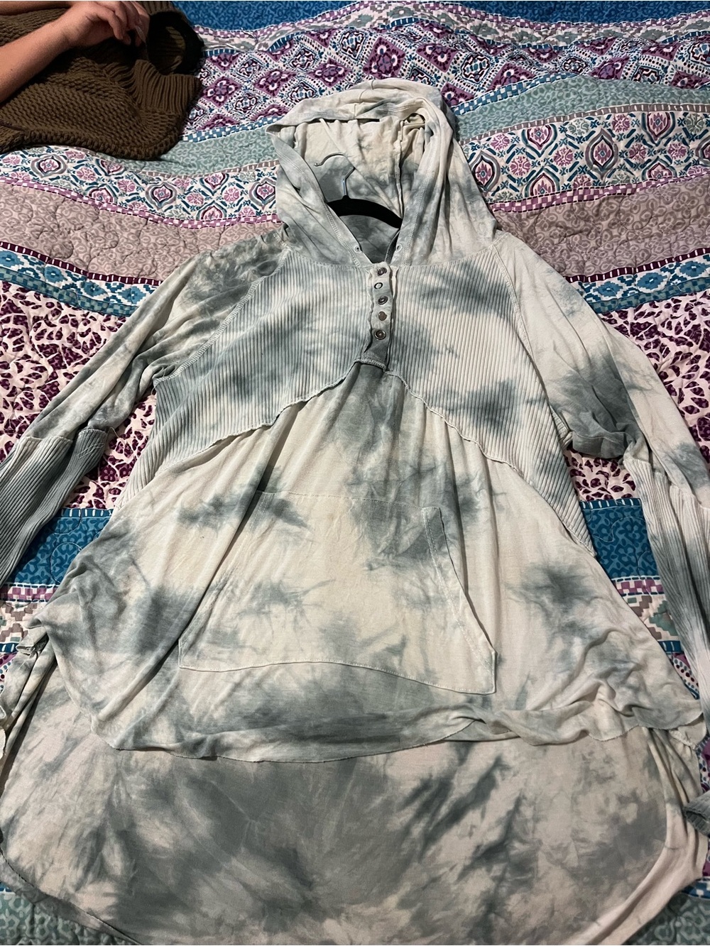 Tie-Dye Hooded Henley Pullover - Sage/Off-White